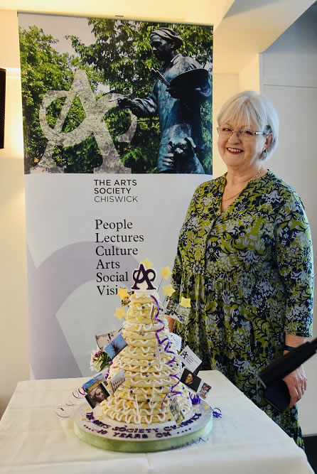 Sara Gronmark with a cake